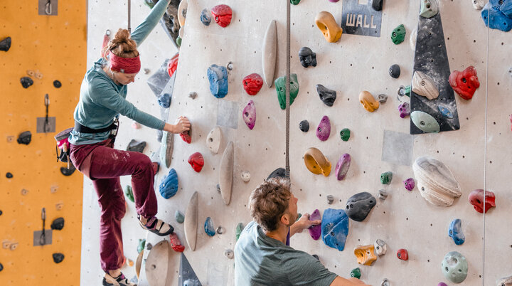 Boulder und Indoor-Klettern ist bei vielen DAV-Sektionen möglich | © DAV/Marisa Koch